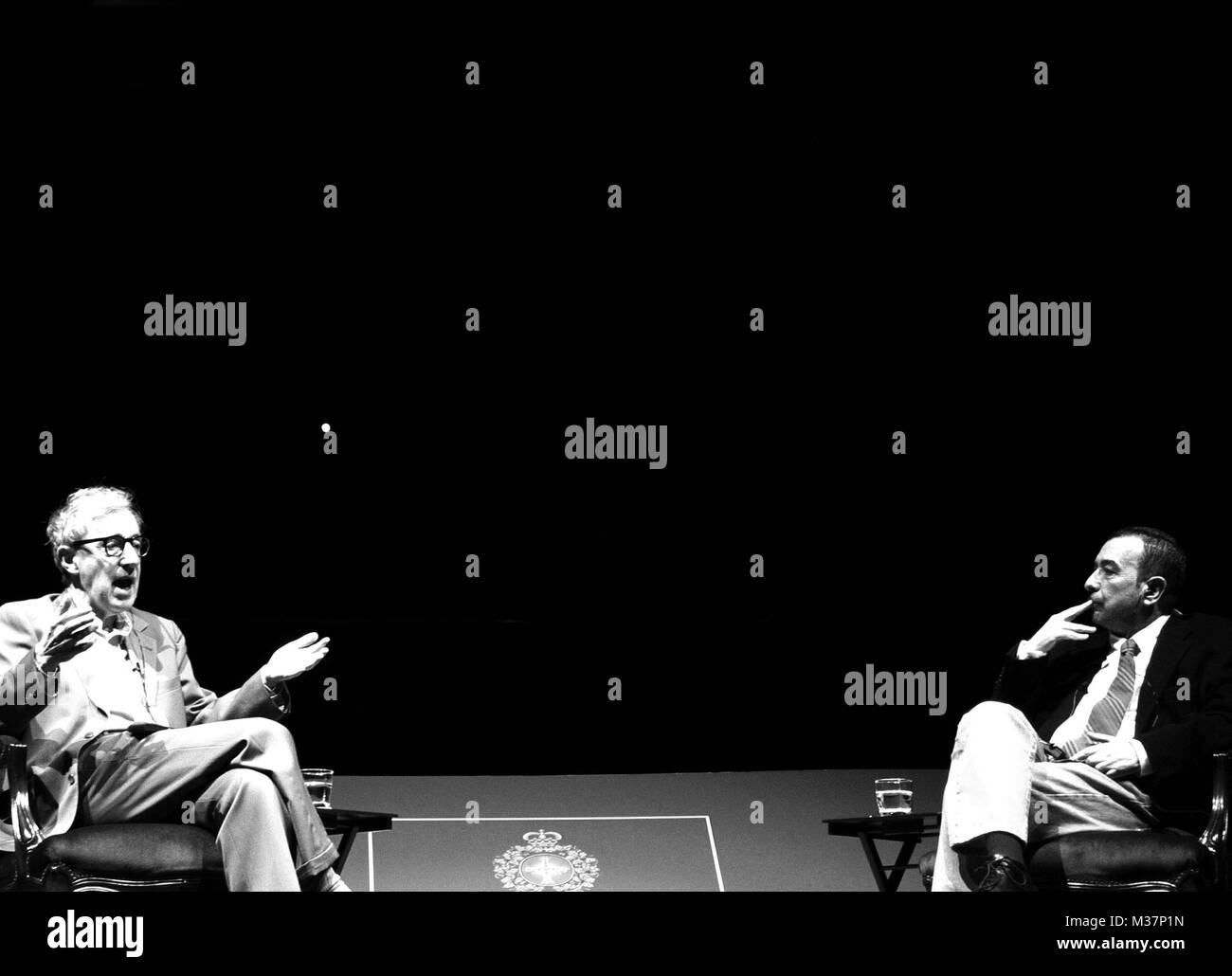 Woody Allen rende una rara visita a Oviedo, Spagna per contribuire a sostenere la Fundacion Principe de Asturias, (Fondazione Principe di Arturias). Egli darà anche un sedersi Q & A colloquio con il regista spagnolo, José Luis Garci al Palacio de Congresos Auditoro principio Felipe. Il pubblico è stato riempito con più di duemila persone che si fermò sulla linea per ore per avere biglietti gratis data dal Principe Felipe. Maggio 14, 2005 Credit: Walter McBride/MediaPunch Foto Stock