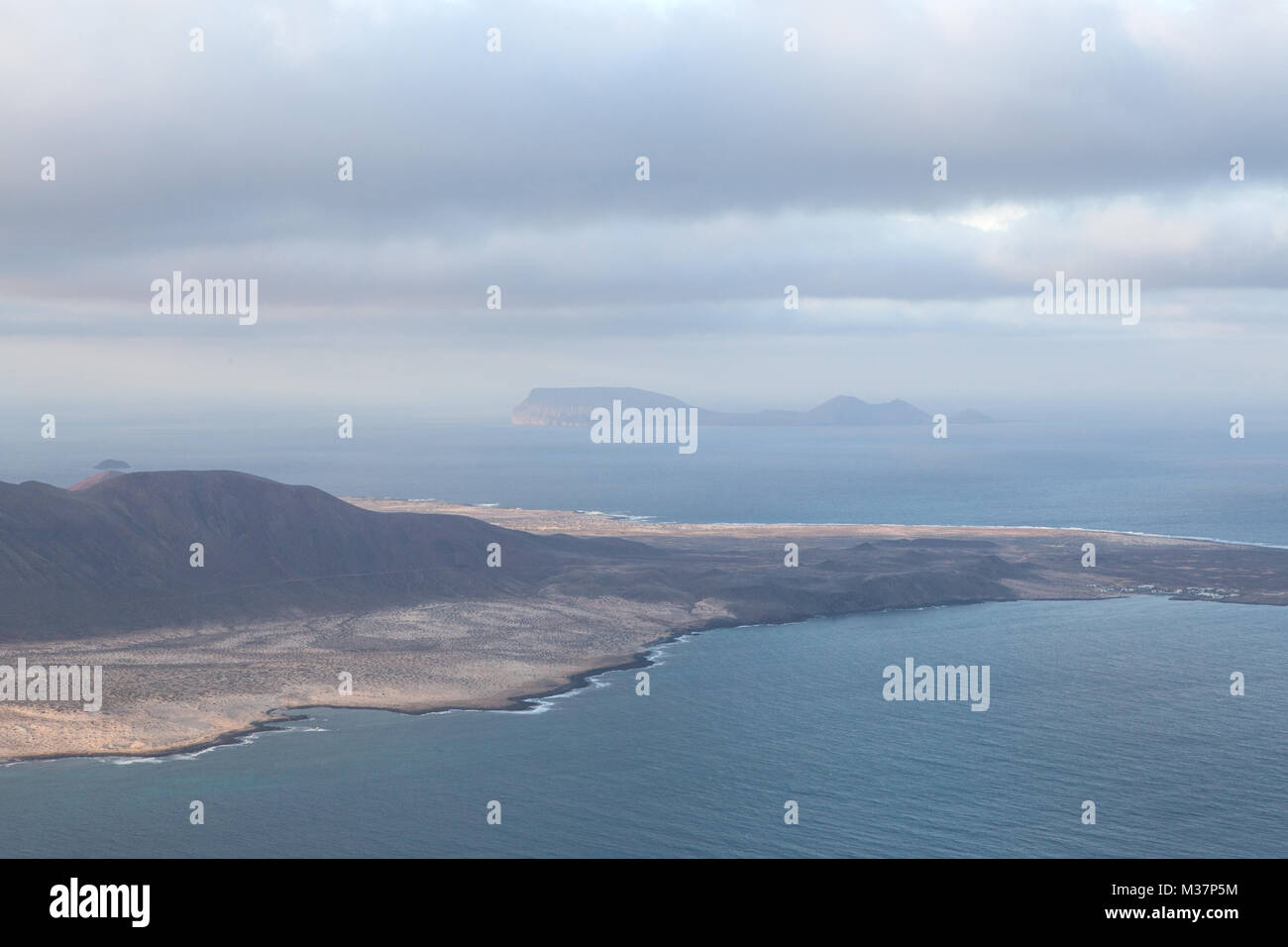 Mirador del Río, Lanzarote, Spagna: vista dell'east end di La Graciosa dal Mirador del Río con la Isla de Alegranza sullo sfondo Foto Stock