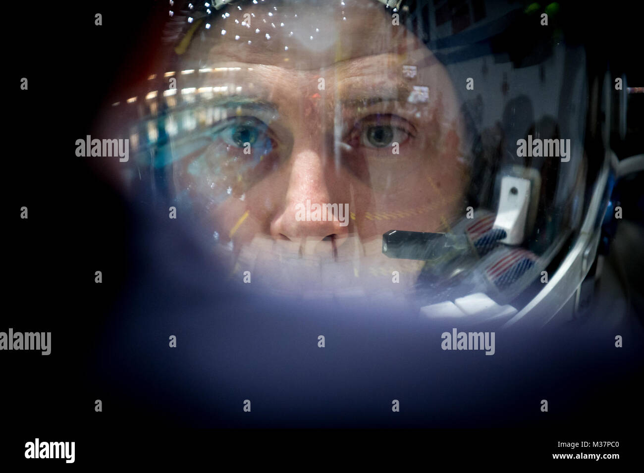 L'astronauta della NASA Col. Tyler N. "Nick" Aia attende di essere abbassata in piscina contenente un mockup della Stazione Spaziale Internazionale presso il Johnson Space Flight Center galleggiabilità neutra laboratorio per attività Extravehicular formazione in Houston, Tex., apr. 27, 2017. (U.S. Air Force foto di J.M. Eddins Jr.) 170427-F-LW859-025 da AirmanMagazine Foto Stock