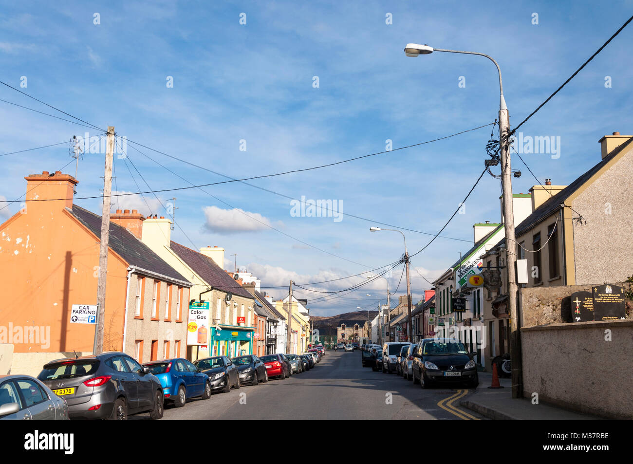 Main Street a Ardara, County Donegal, Irlanda. Un villaggio sul selvaggio modo atlantico Foto Stock