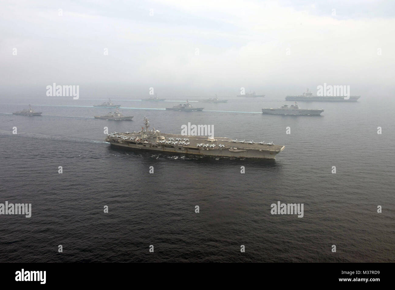 170601-N-OY799-1389 Mare del Giappone (1 giugno 2017) La Carl Vinson Carrier Strike gruppo, comprese le portaerei USS Carl Vinson (CVN 70), Carrier aria Wing (CVW) 2, guidato-missili cruiser USS Lake Champlain (CG 57) e guidato-missile cacciatorpediniere USS Wayne E. Meyer (DDG 108) e USS Michael Murphy (DDG 112), opera con il Ronald Reagan Carrier Strike gruppo, compresa la USS Ronald Reagan (CVN 76), CVW-5, USS Shiloh (CG 67), l'USS Barry (DDG 52), USS McCampbell (DDG 85), l'USS Fitzgerald (DDG 62) e USS Mustin (DDG 89), e il Giappone marittimo Forza di Autodifesa navi (JS) Hyuga (DDH 18 Foto Stock