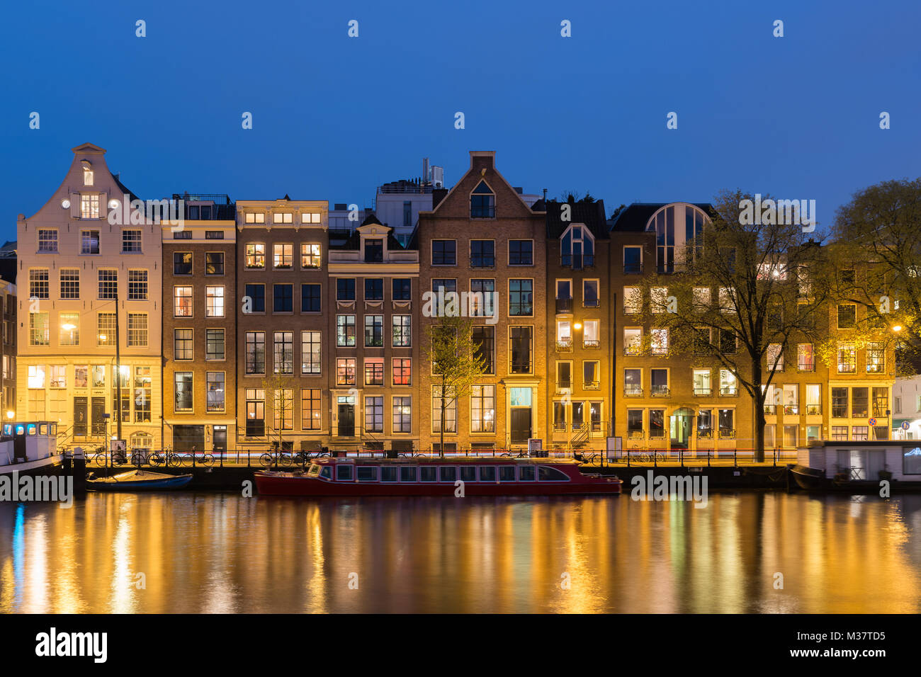 Canali e tradizione house di Amsterdam di notte. Amsterdam è la capitale e la città più popolosa dei Paesi Bassi. Foto Stock