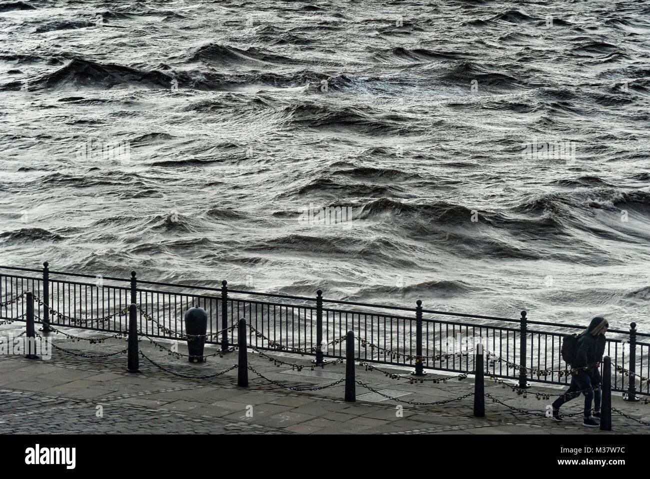 Giornata grigia sul fiume Mersey grigio con Lovelocks appeso Foto Stock