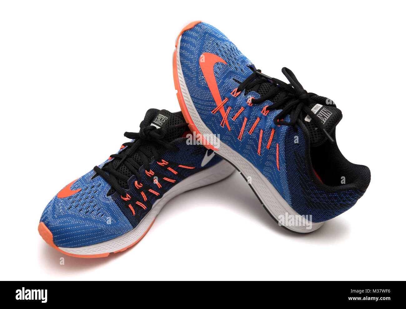 Blu e arancione Nike Zoom Elite 8 scarpe running ritagliare isolati su  sfondo bianco Foto stock - Alamy
