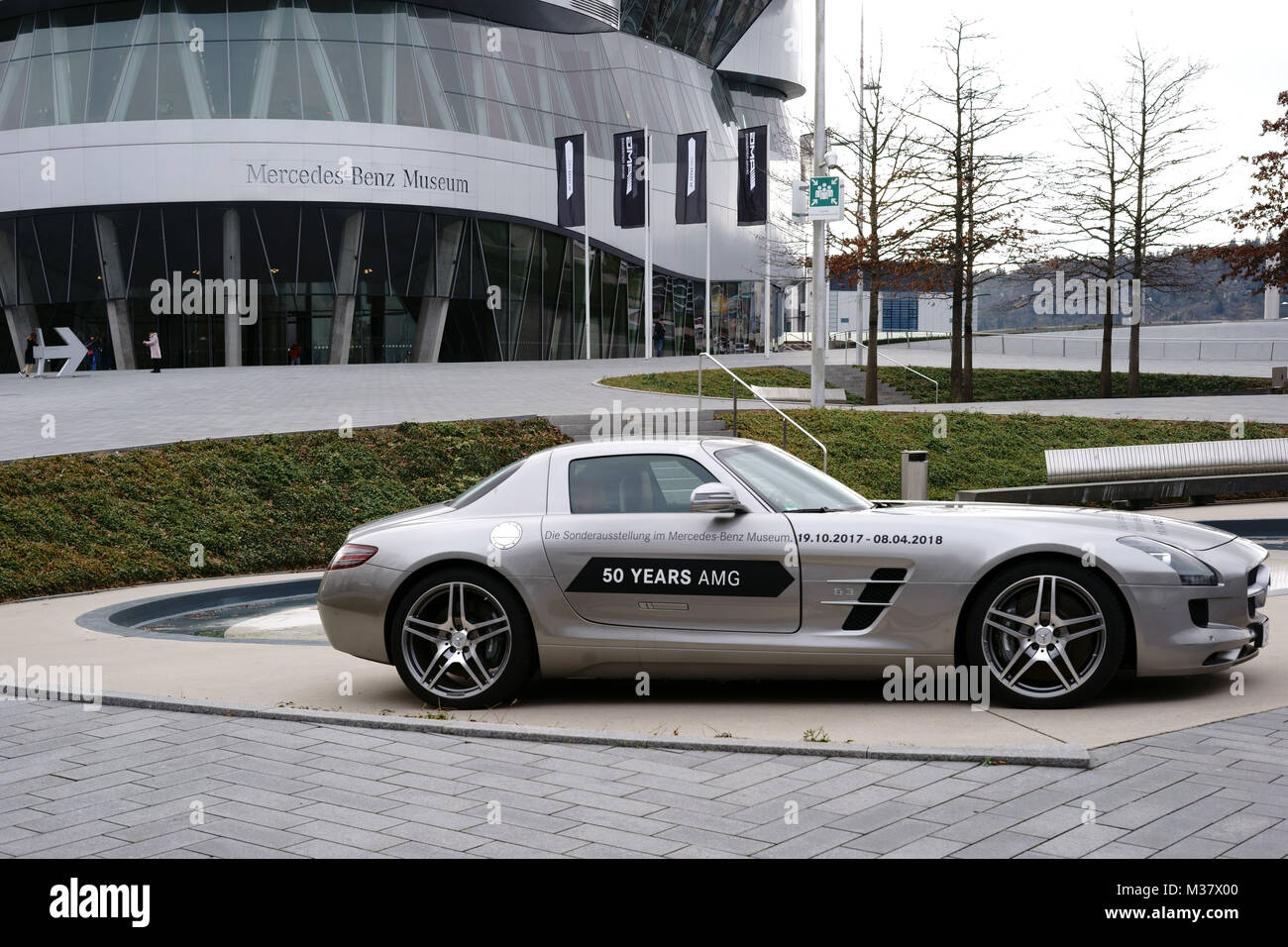 Stoccarda, Germania - Febbraio 03, 2018: una Mercedes AMG auto sportiva è parcheggiato sul piazzale e di fronte all'ingresso della moderna Mercedes Benz Foto Stock