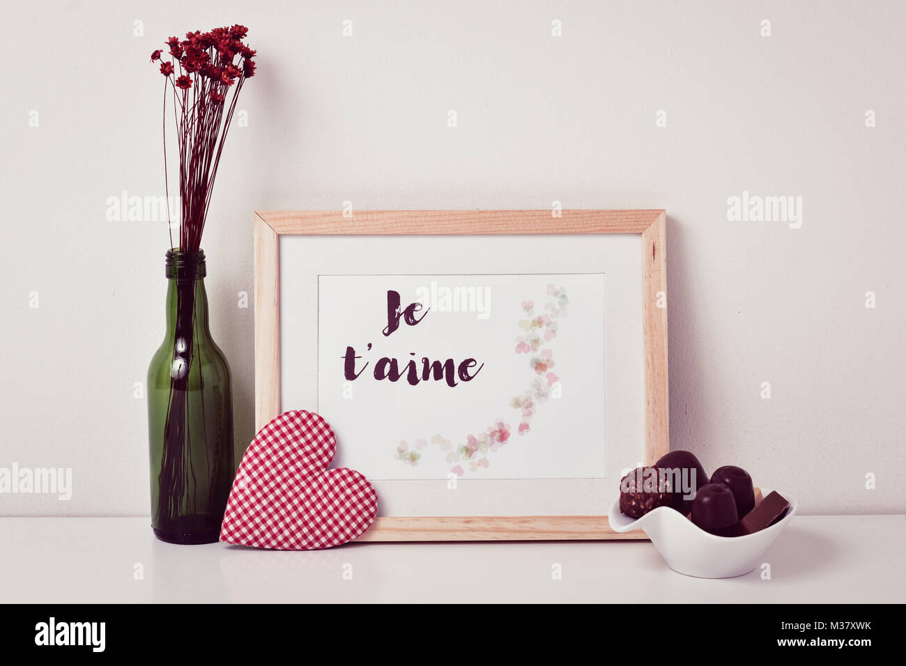 Una foto con una illustrazione, fatta da me, con alcuni cuori e il testo Je t aime ti amo scritto in francese, un cuore, un mazzo di fiori secchi Foto Stock