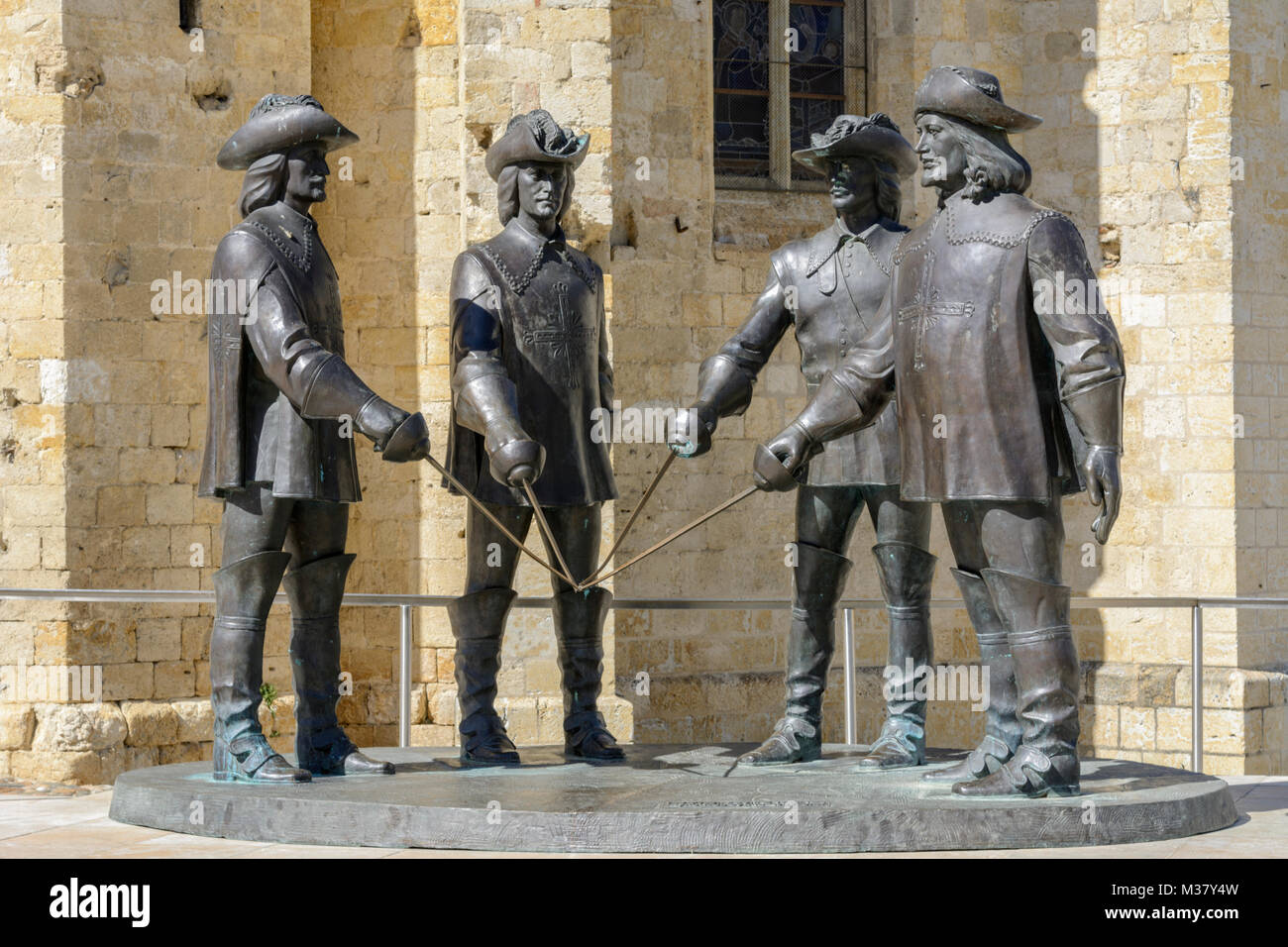 Statua di d'Artagnan e i tre moschettieri a Condom (preservativo-en-Armagnac), Gers (Guascogna), Occitanie (Midi-Pyrénées), a sud-ovest della Francia Foto Stock