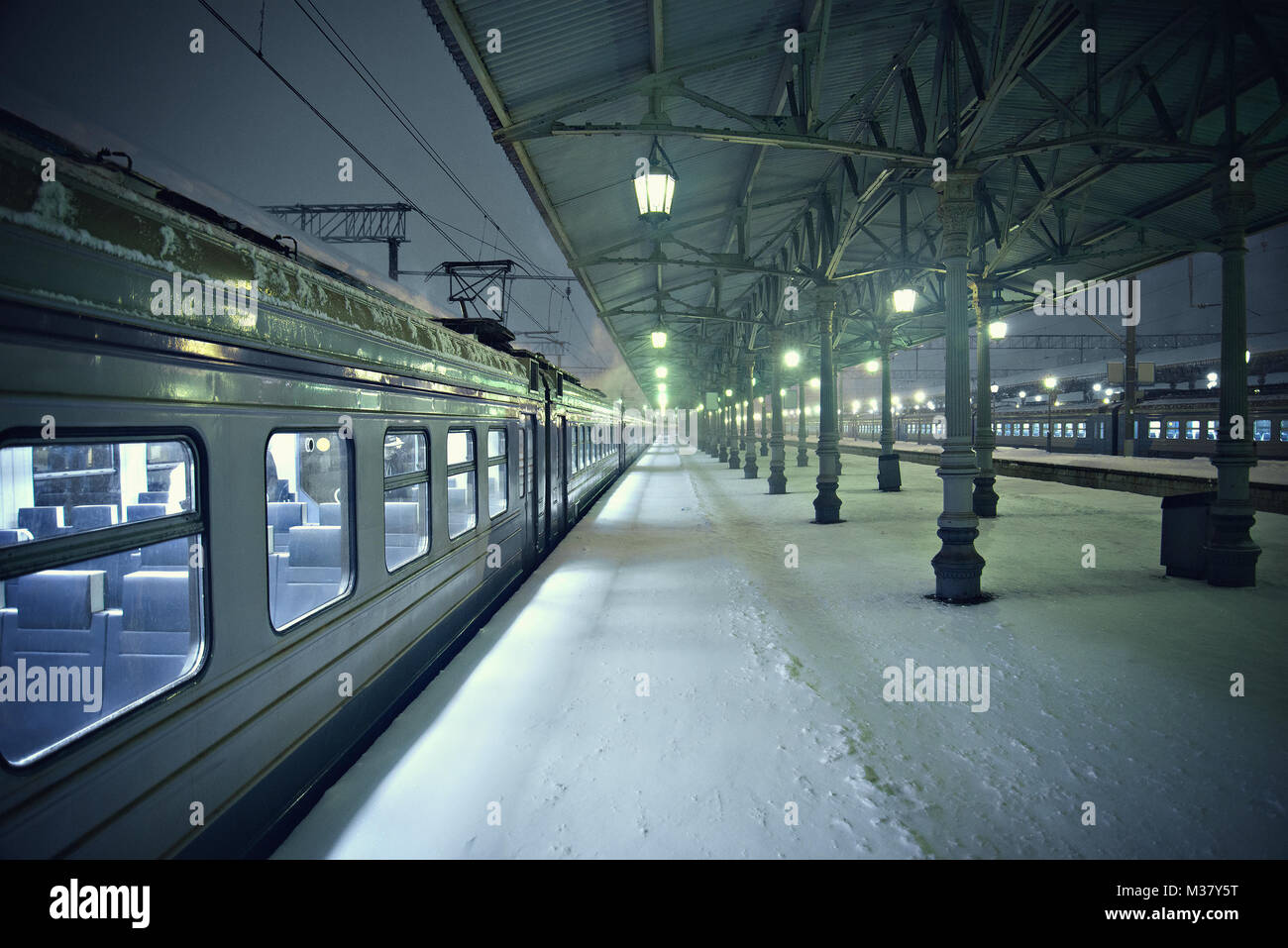 Vista notturna della stazione piattaforme a freddo nevoso inverno. Foto Stock