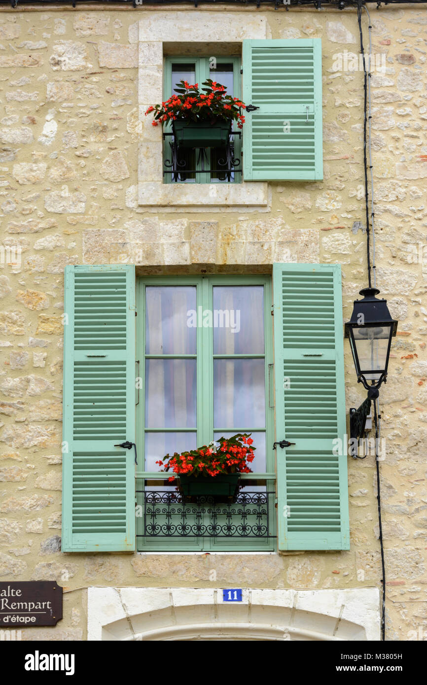 Close up di finestre con persiane di legno verde su un edificio in Montréal-du-Gers (Montreal du Gers), Gers (Guascogna), Occitanie (Midi-Pyrénées), Francia Foto Stock