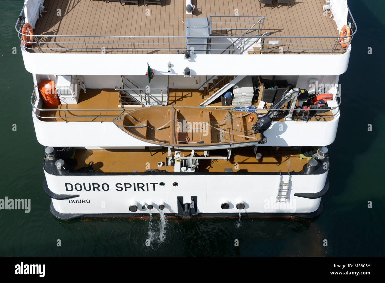 Nave da crociera Stern of the Douro Spirit durante la navigazione sul fiume Douro nella regione della Valle del Douro, Portogallo, Europa Foto Stock