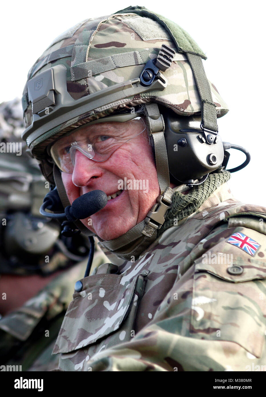 Il Principe di Galles prende un giro su un guerriero inseguito veicolo blindato durante un esercizio di formazione durante una visita al Primo Battaglione del Reggimento Mercian per contrassegnare di dieci anni come il suo colonnello-in-chief e 40 anni diventando il colonnello in capo del reggimento Cheshire. Foto Stock