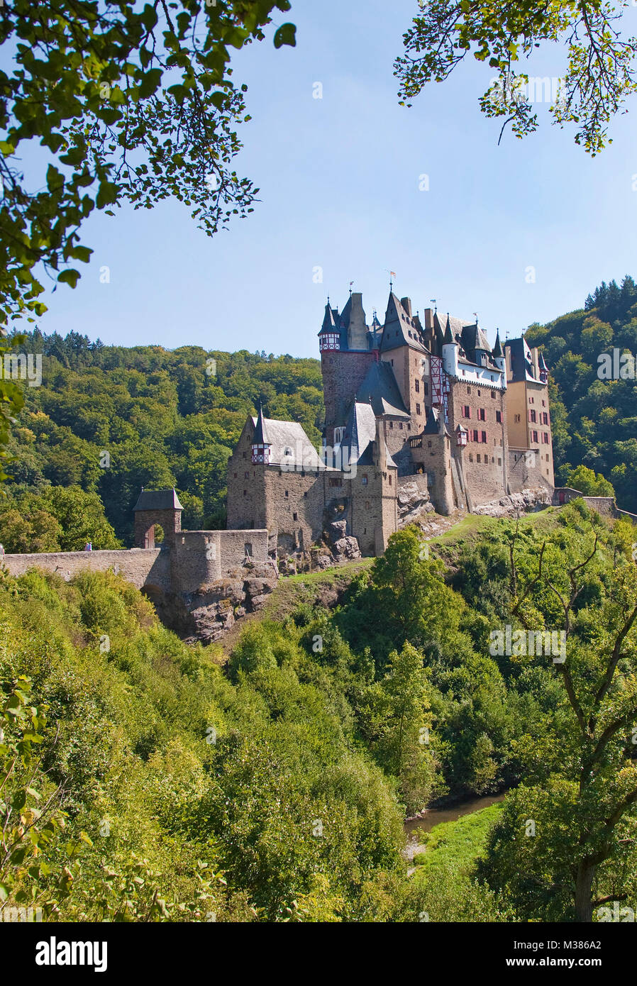 Castello Eltz, bellissimo castello medievale di Wierschem, Muenstermaifeld, Sud Eifel, Eifel, Renania-Palatinato, Germania, Europa Foto Stock