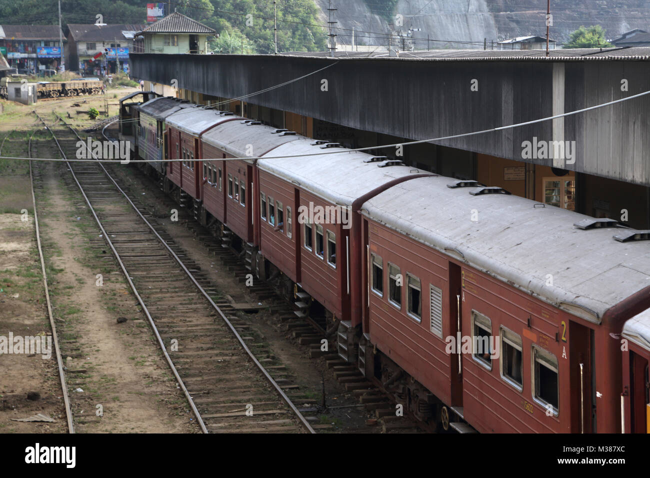 Giunzione Peradeniya Kandy Stazione Centrale Provincia dello Sri Lanka in attesa del treno alla stazione Foto Stock