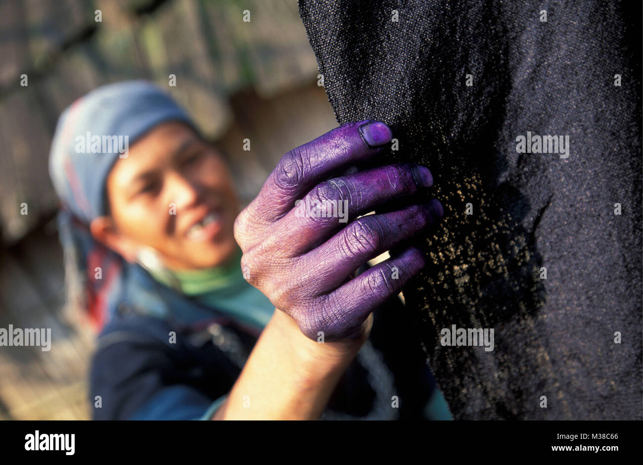 Il Vietnam. Sapa. Nero hilltribe Hmong. Donna abbigliamento di verniciatura in nero. Foto Stock