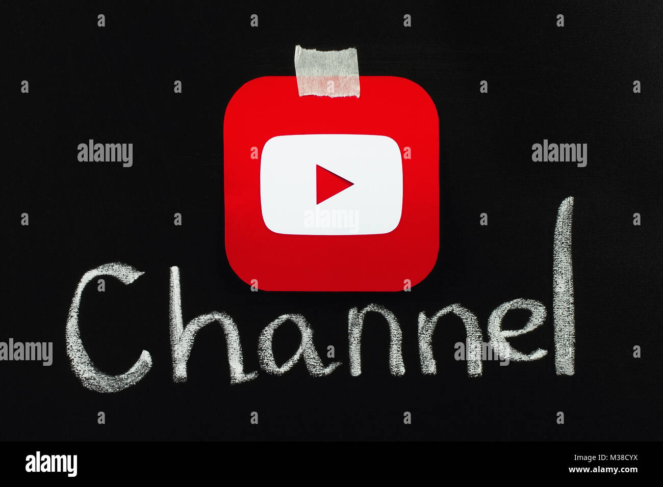 Kiev, Ucraina - 4 Settembre 2017: Youtube icona stampata su carta e posto sulla lavagna con chalk parola canale. YouTube è un video-sito di condivisione Foto Stock