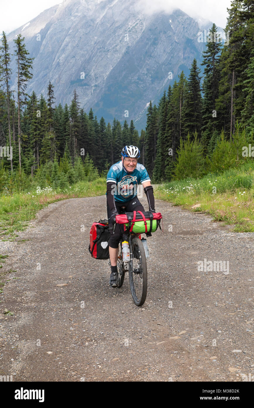 BC00616-00...British Columbia - David Grim escursioni in bicicletta sul Fiume Elk, sezione stradale della Great Divide il percorso. Foto Stock