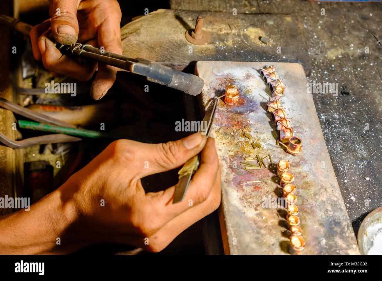 Close up di un lavoratore gioielli di saldatura nel mercato della giada  Foto stock - Alamy
