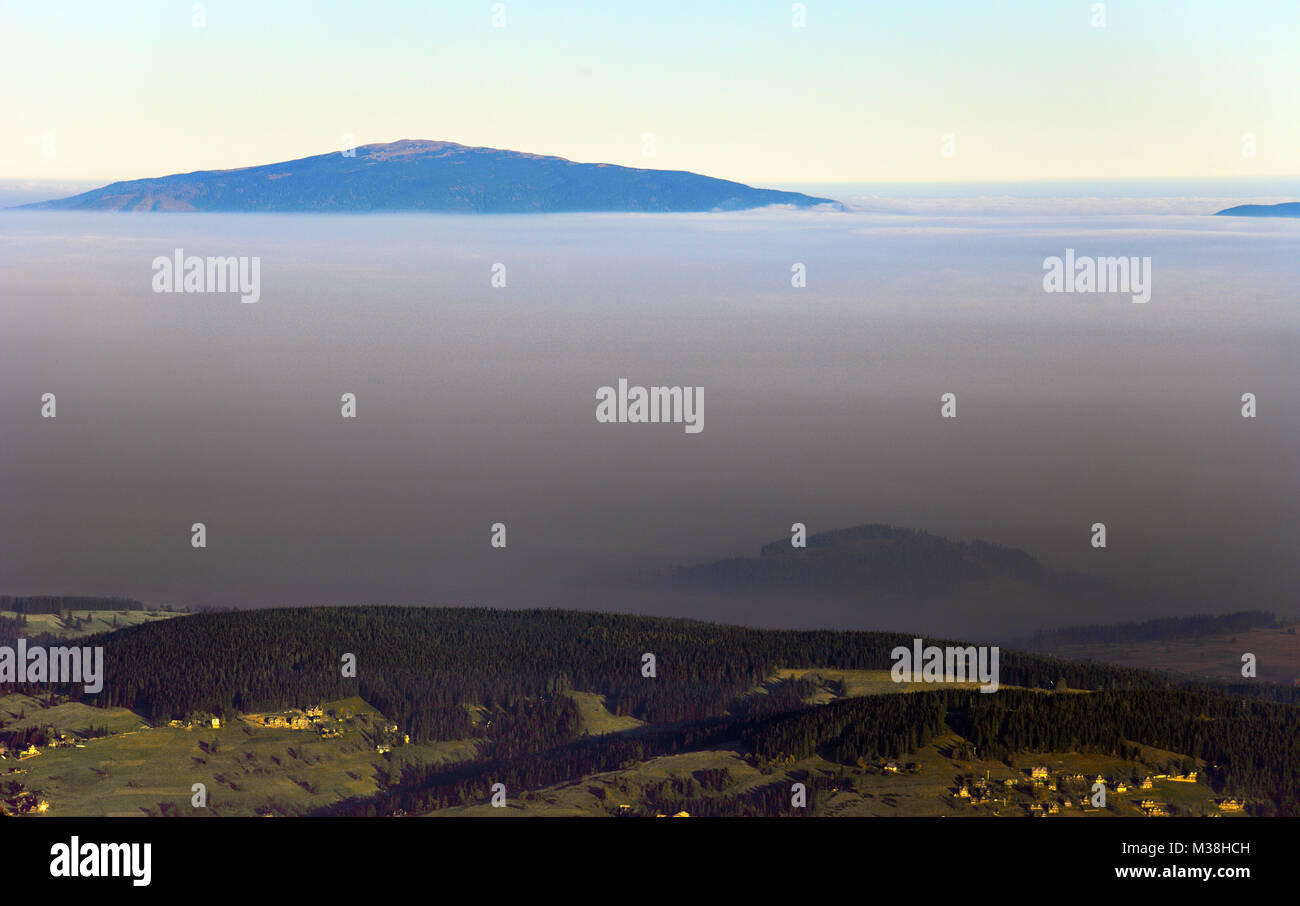 Polonia, Monti Tatra, Zakopane - Vista verso i monti Beskidy e Babia Gora peak Foto Stock
