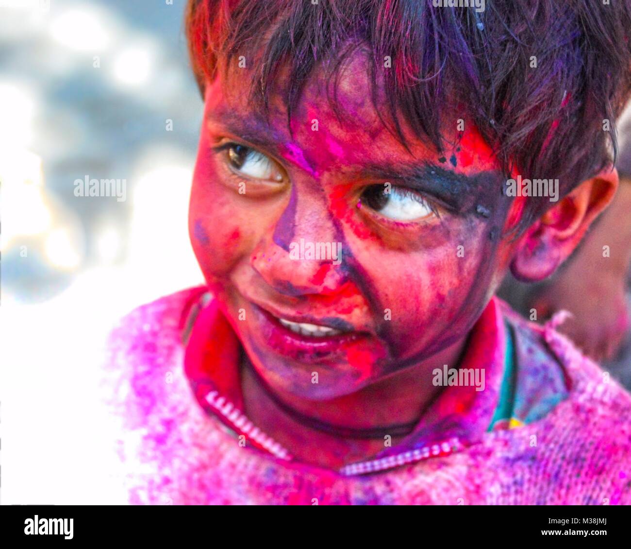Un ragazzino coperto di vernice in polvere durante la celebrazione della primavera indù Holi festival in New Delhi, India. Foto Stock