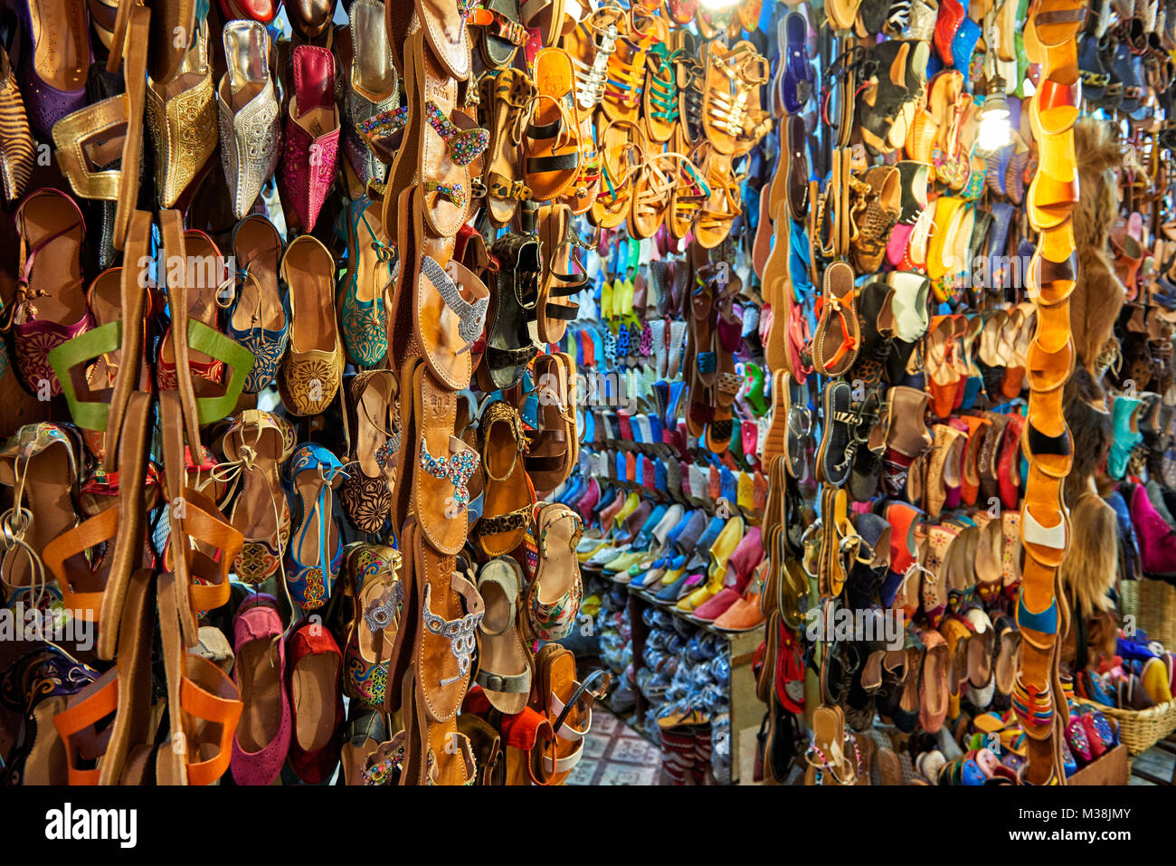 Scarpe in pelle sul mercato berbera a Marrakech, Marocco, Africa Foto stock  - Alamy