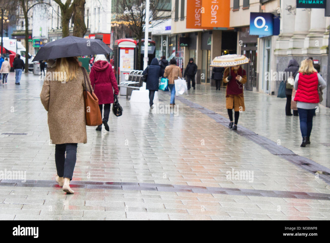 Cardiff, Regno Unito. 18/02/18. Ombrello nazionale giorno è il decimo di febbraio, per fortuna la sua previsione di pioggia in modo che tutti possano celebrare il giorno in cui il meglio che c Foto Stock