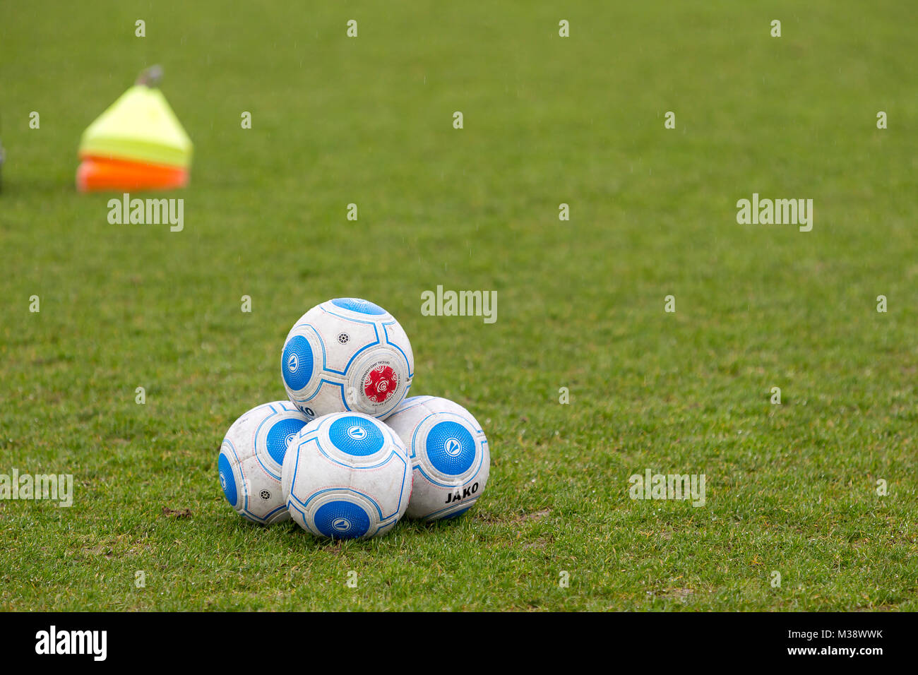 Jako palloni da calcio impilati su un campo di calcio prima di un ... Jako palloni da calcio impilati su un campo di calcio prima di un ...