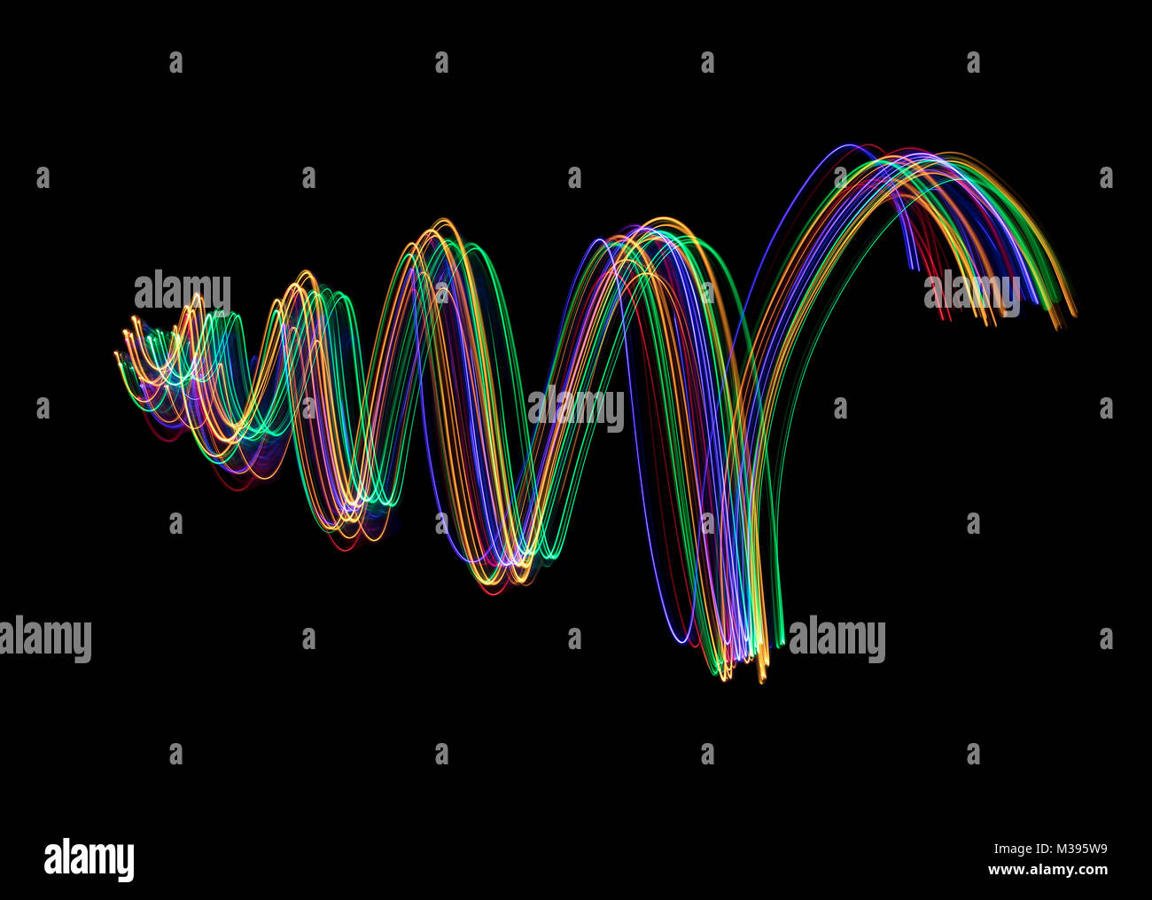 Multi colore tracce di luce in un cono a forma di spirale, suggerendo un albero di Natale o aumentando il movimento. Foto Stock