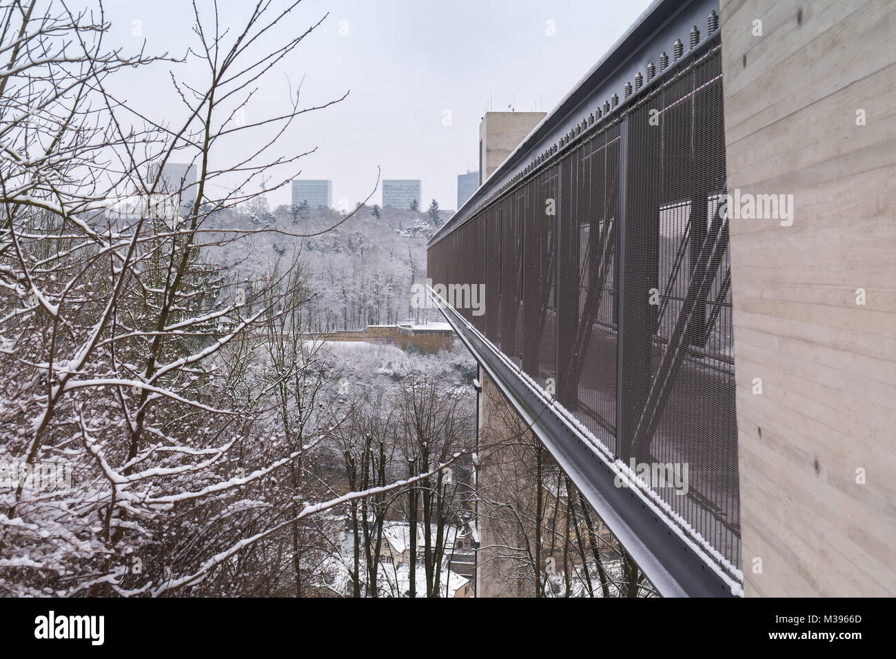 La bellezza della città di Lussemburgo sotto un soffice strato di neve Foto Stock