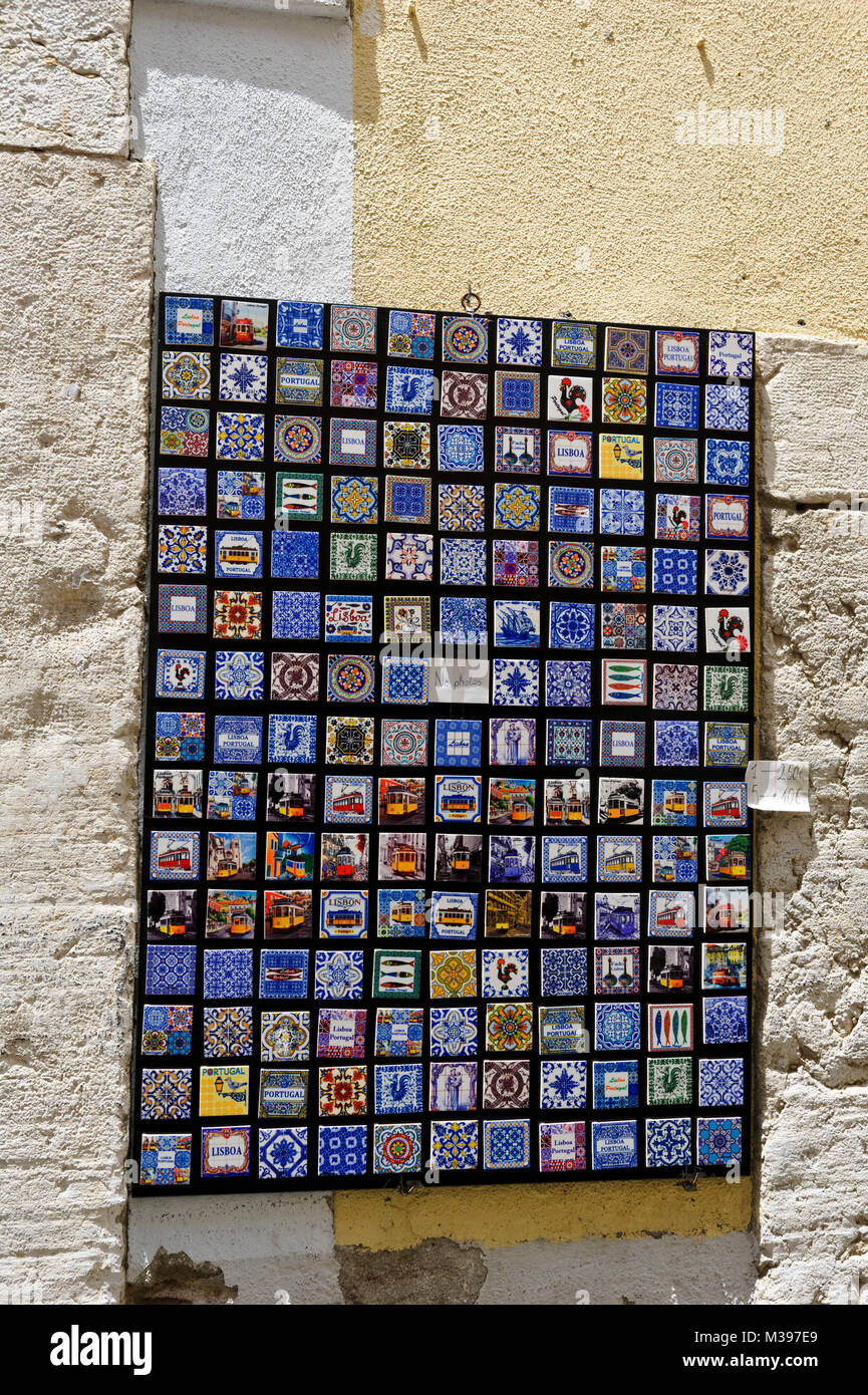 Colorata magneti per il frigo in vendita, Lisbona, Portogallo Foto Stock
