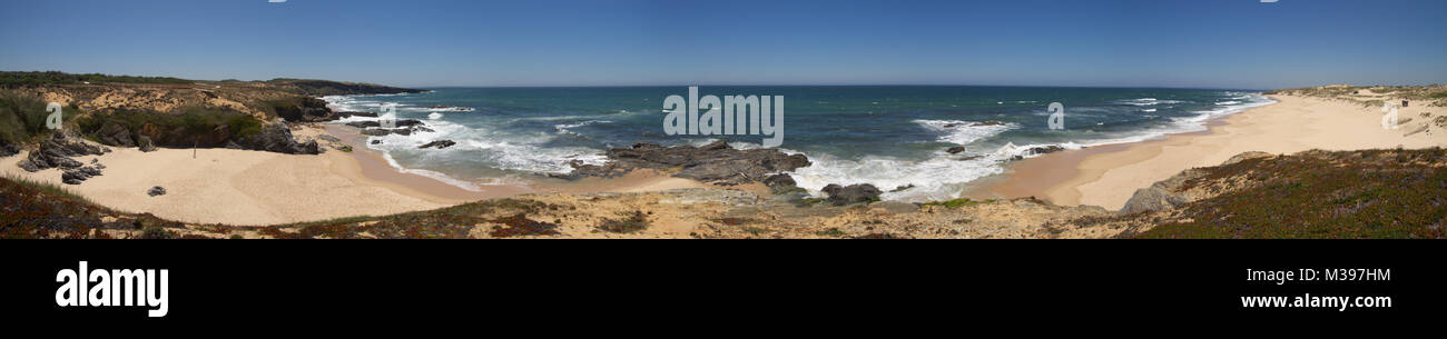 La cucitura di varie foto creare un ampio panorama di Malhao spiaggia vicino a Vila nova de Milfontes. Blu cielo luminoso, sabbia chiara e piccole onde dell'oceano. Si Foto Stock