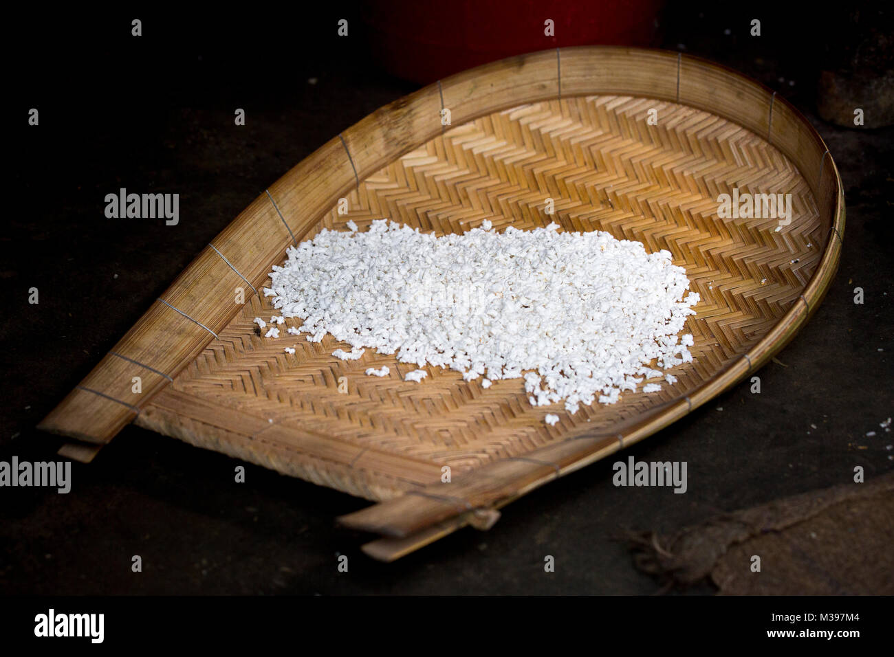 La parola inglese per 'khoi' è riso soffiato. "Khoi' e 'Muri' (bengali  nomi), entrambi sono chiamati riso soffiato in inglese Foto stock - Alamy