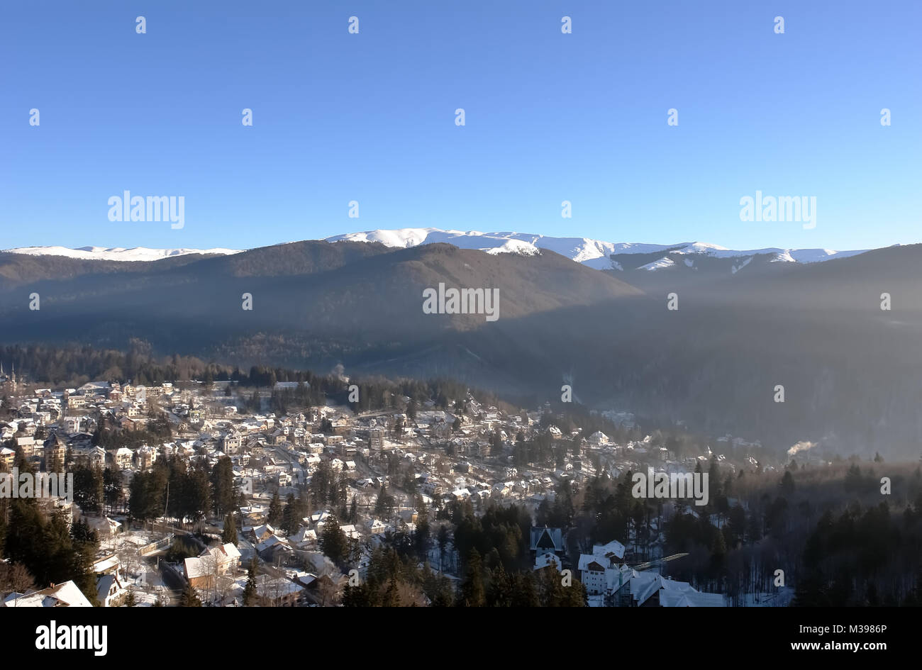 Vista panoramica della città resort Sinaia e le montagne al mattino in Romania. Foto Stock