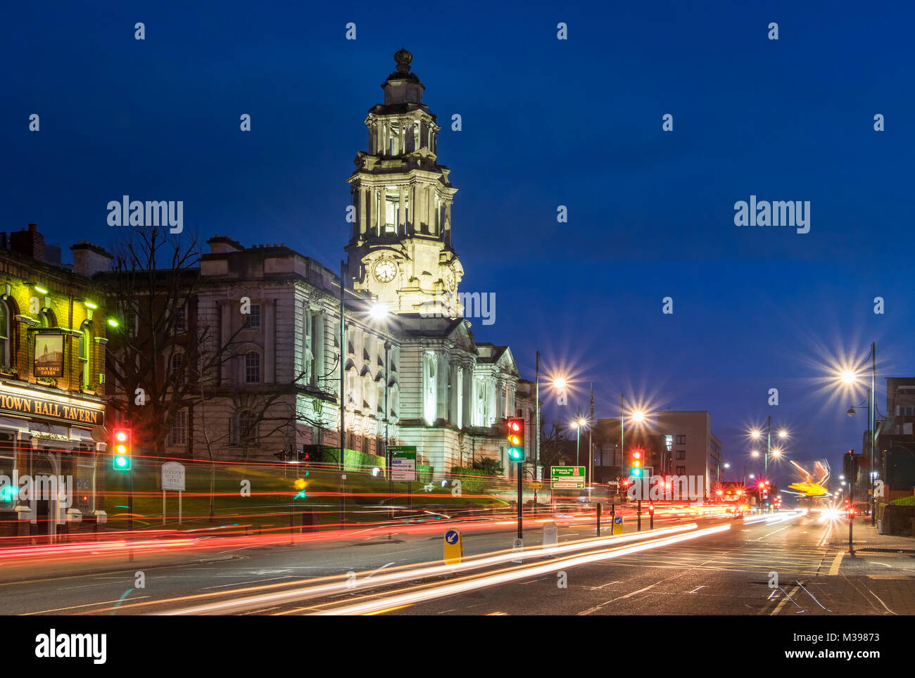 Stockport Town Hall di notte, Stockport, Greater Manchester, Inghilterra, Regno Unito Foto Stock