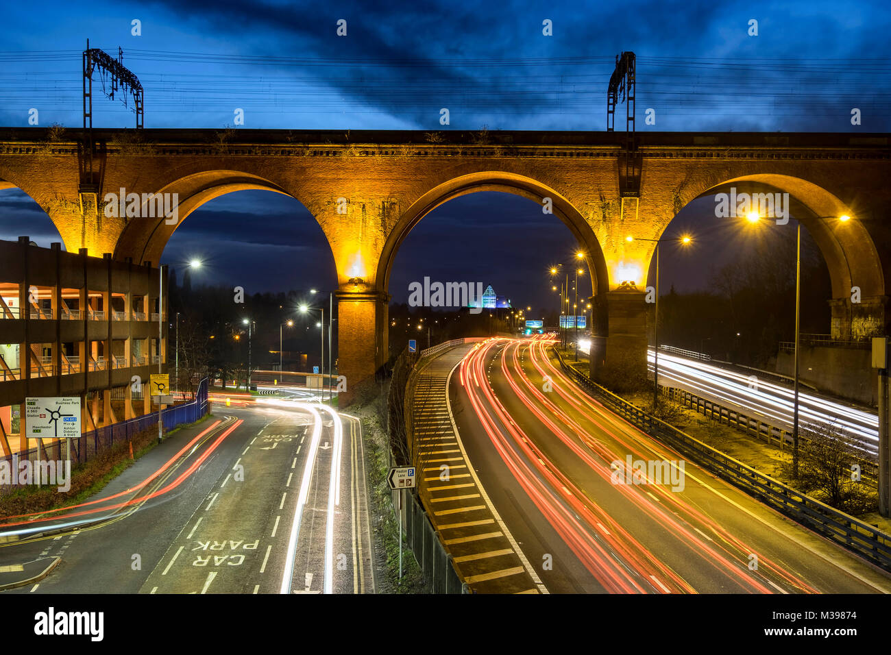 Il Viadotto di Stockport e M60 notturno del traffico, Stockport, Greater Manchester, Inghilterra, Regno Unito Foto Stock