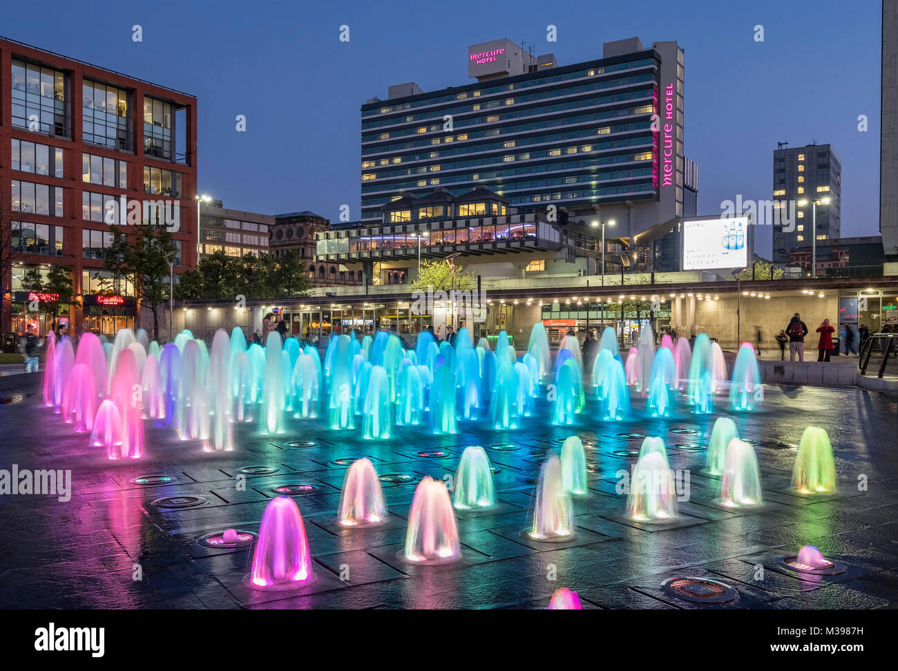 Fontana colorata di notte, Piccadilly Gardens, Manchester, Greater Manchester, Inghilterra, Regno Unito Foto Stock