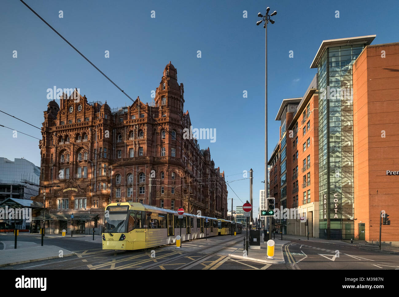 Tram Metrolink passando il Midland Hotel, Manchester City Centre, Greater Manchester, Inghilterra, Regno Unito Foto Stock