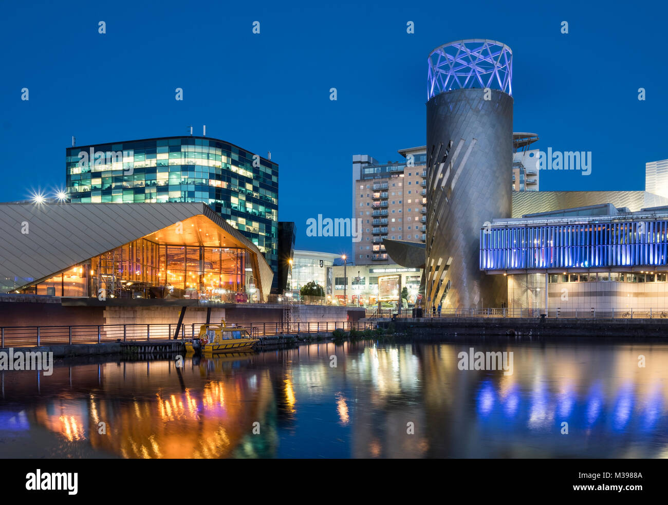 L'Alchimista edificio e Lowry Centre di notte, Salford Quays, Greater Manchester, Inghilterra, Regno Unito Foto Stock
