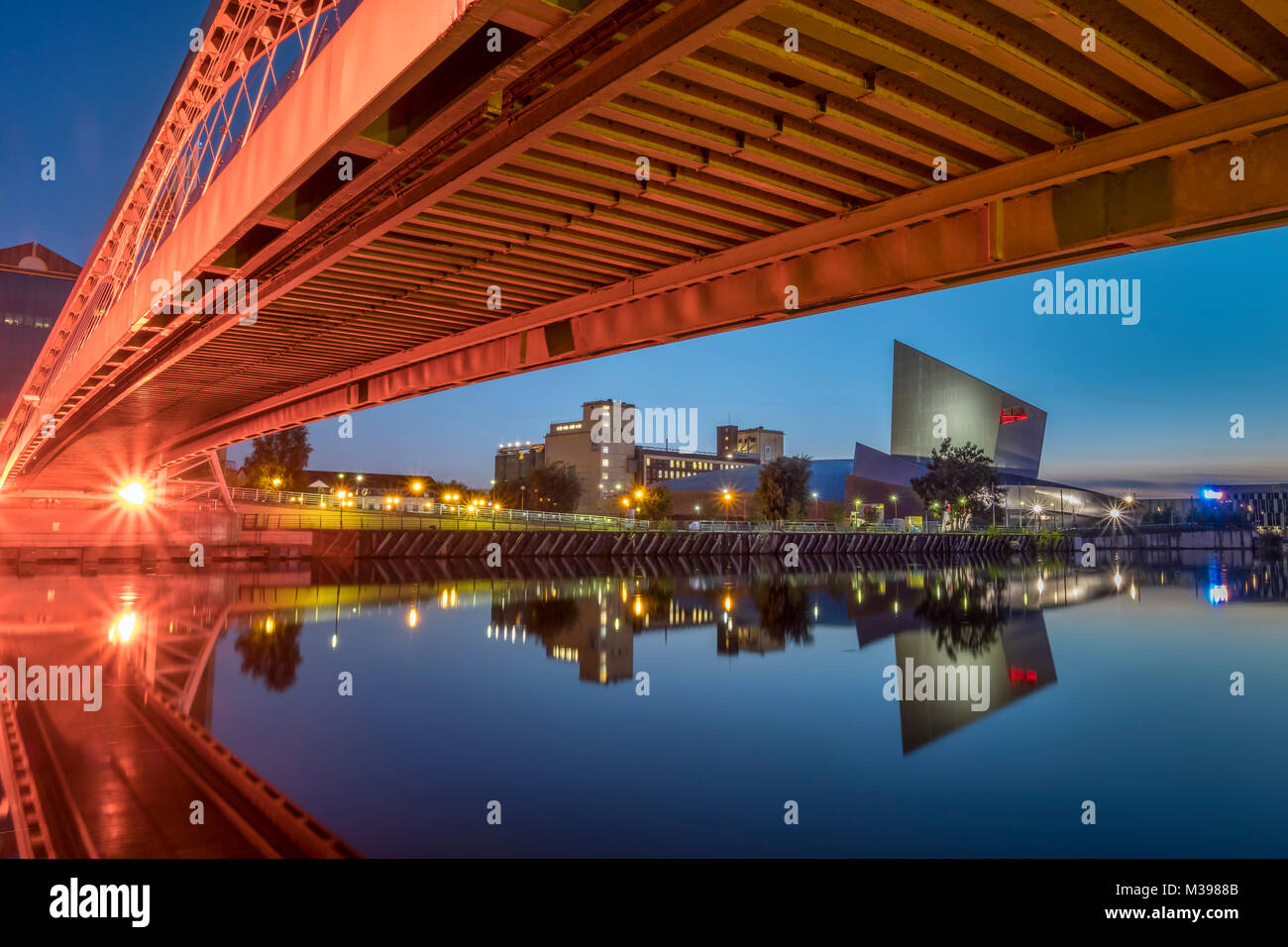 Lowry passerella e Imperial War Museum North di notte, Salford Quays, Greater Manchester, Inghilterra, Regno Unito Foto Stock