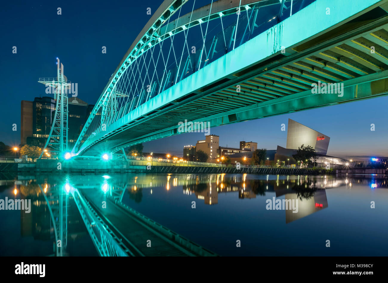 Lowry passerella e Imperial War Museum North di notte, Salford Quays, Greater Manchester, Inghilterra, Regno Unito Foto Stock