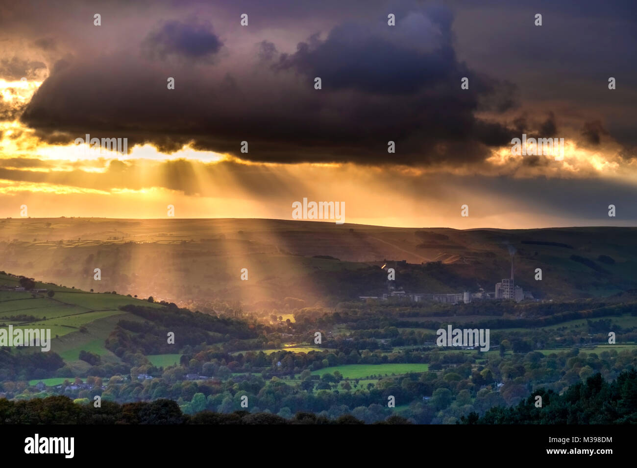 Raggi crepuscolari su Hope Valley, il Parco Nazionale di Peak District, Derbyshire, England, Regno Unito Foto Stock