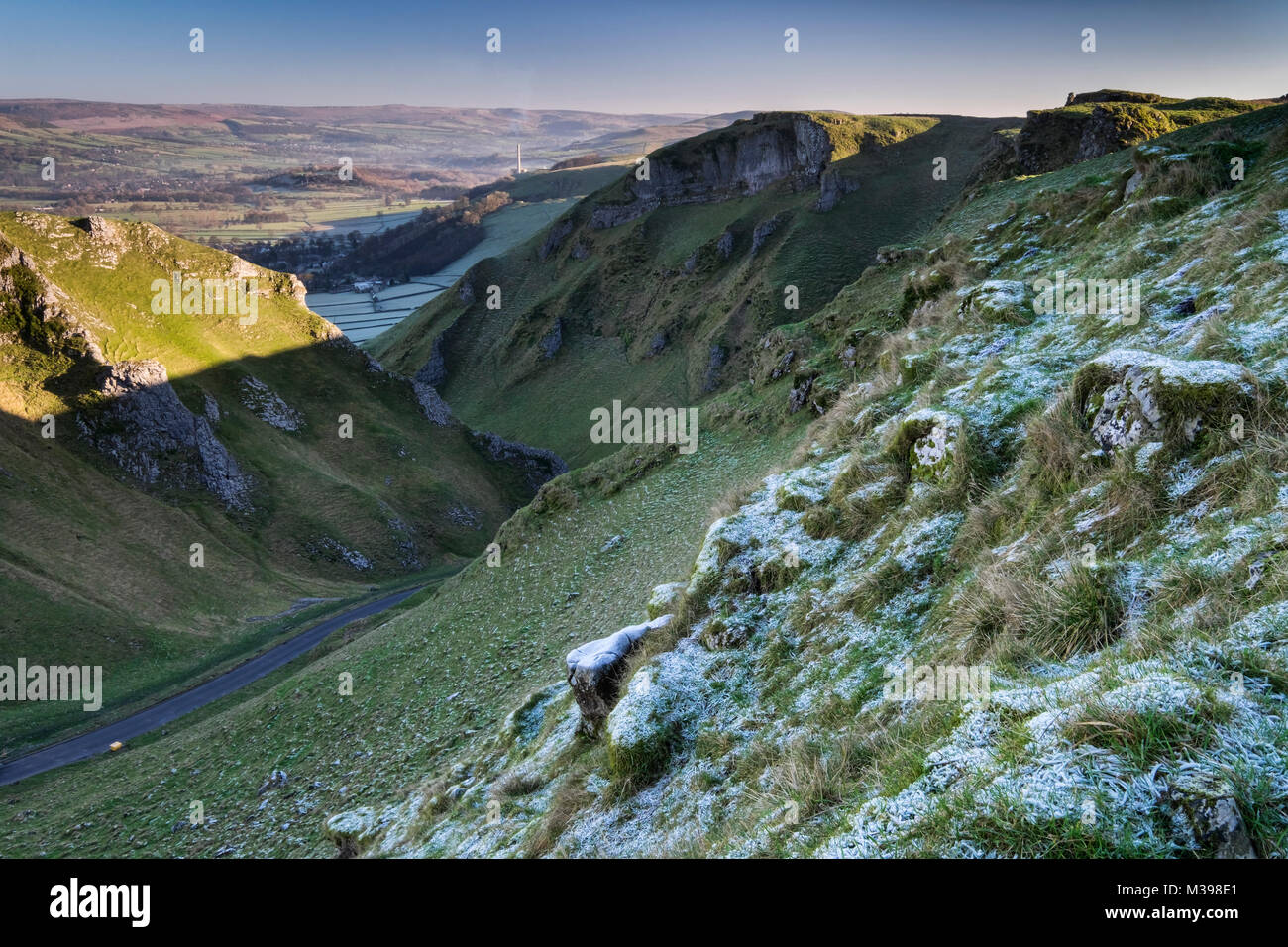 Winnats Pass Limestone Gorge in inverno, nei pressi di Castleton, Parco Nazionale di Peak District, Derbyshire, England, Regno Unito Foto Stock