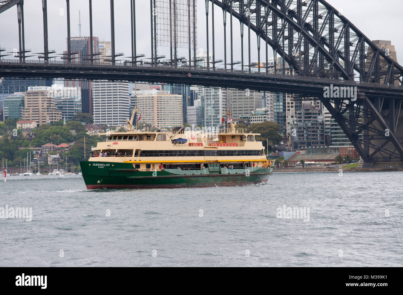 Ferry di Sydney e Harbour Bridge Foto Stock