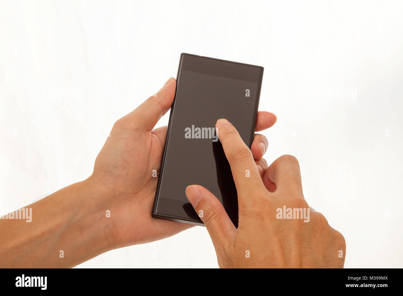 Gli uomini con le mani in mano sullo smartphone Foto Stock