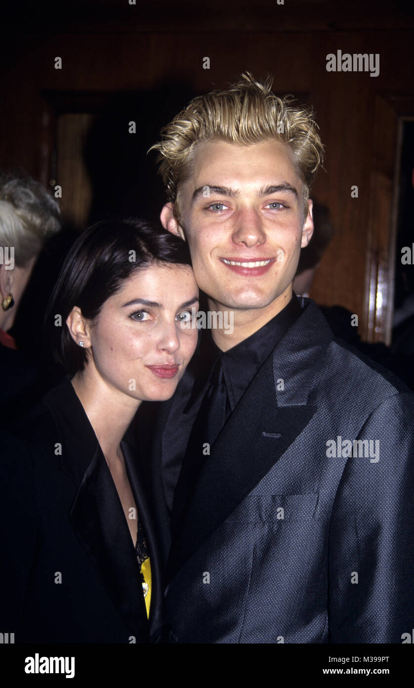 Jude Law e Sadie Frost fotografato alla serata di apertura di 'indiscrezioni' alla Barrymore Theatre, dopo essere partito in Taverna sulla verde, New York 27 Aprile 1995. Credito: Walter McBride/MediaPunch Foto Stock