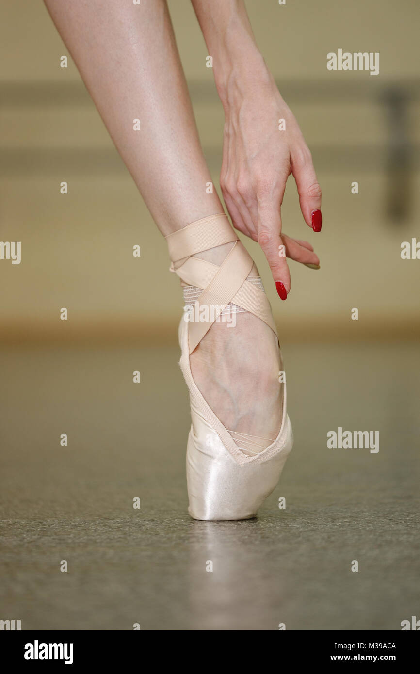 Piedi ballerina in pointe scarpe. Bella mano graziosa. La prova della danza  in punta di piedi. Le riprese di close-up Foto stock - Alamy