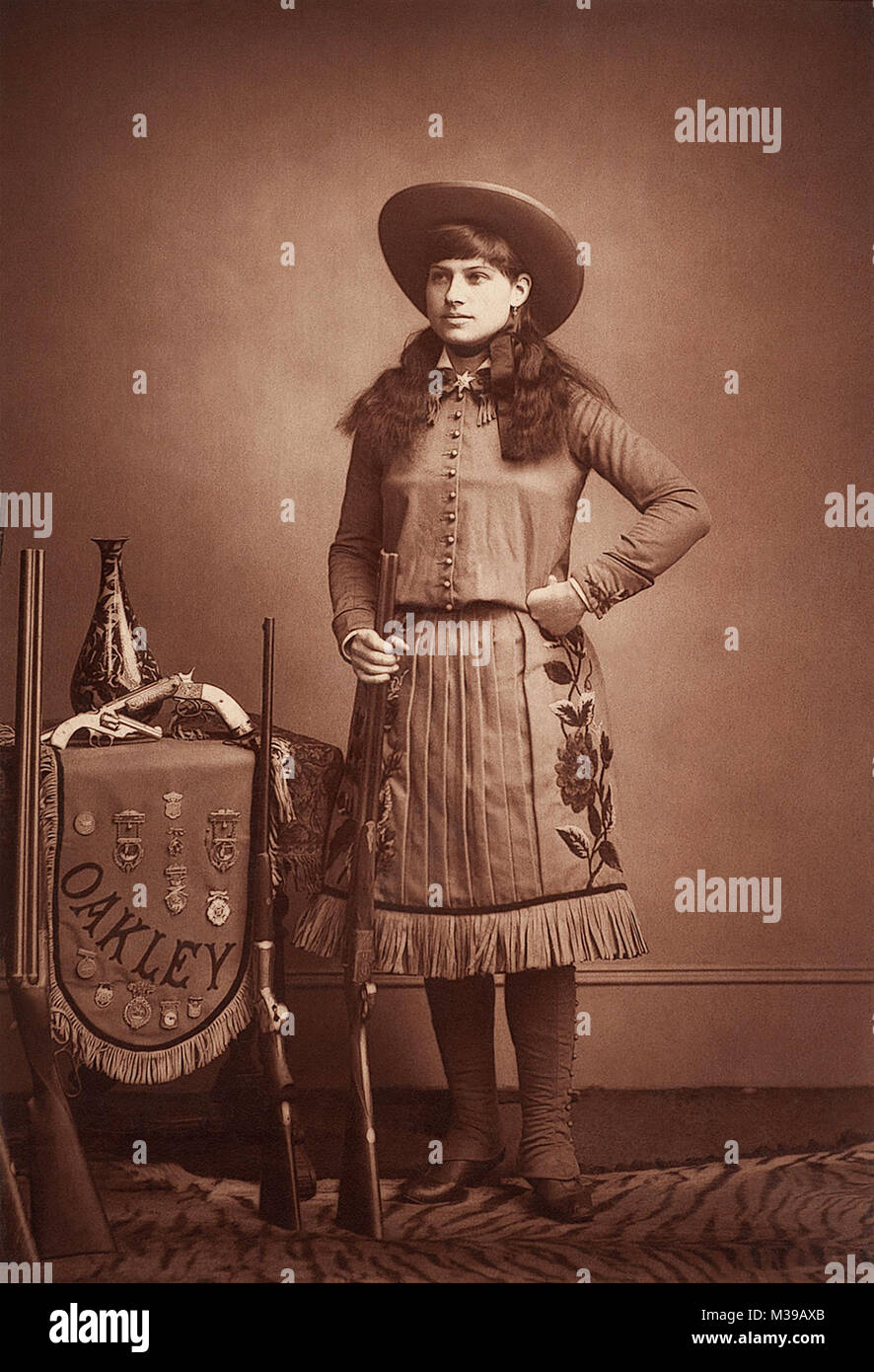 Annie Oakley (1860-1926) è stato un eccezionale American sharpshooter che divenne famoso mentre si esegue in Buffalo Bill's Wild West Show. Foto c1887-1880s da Elliott & Fry, Londra, Inghilterra. Foto Stock