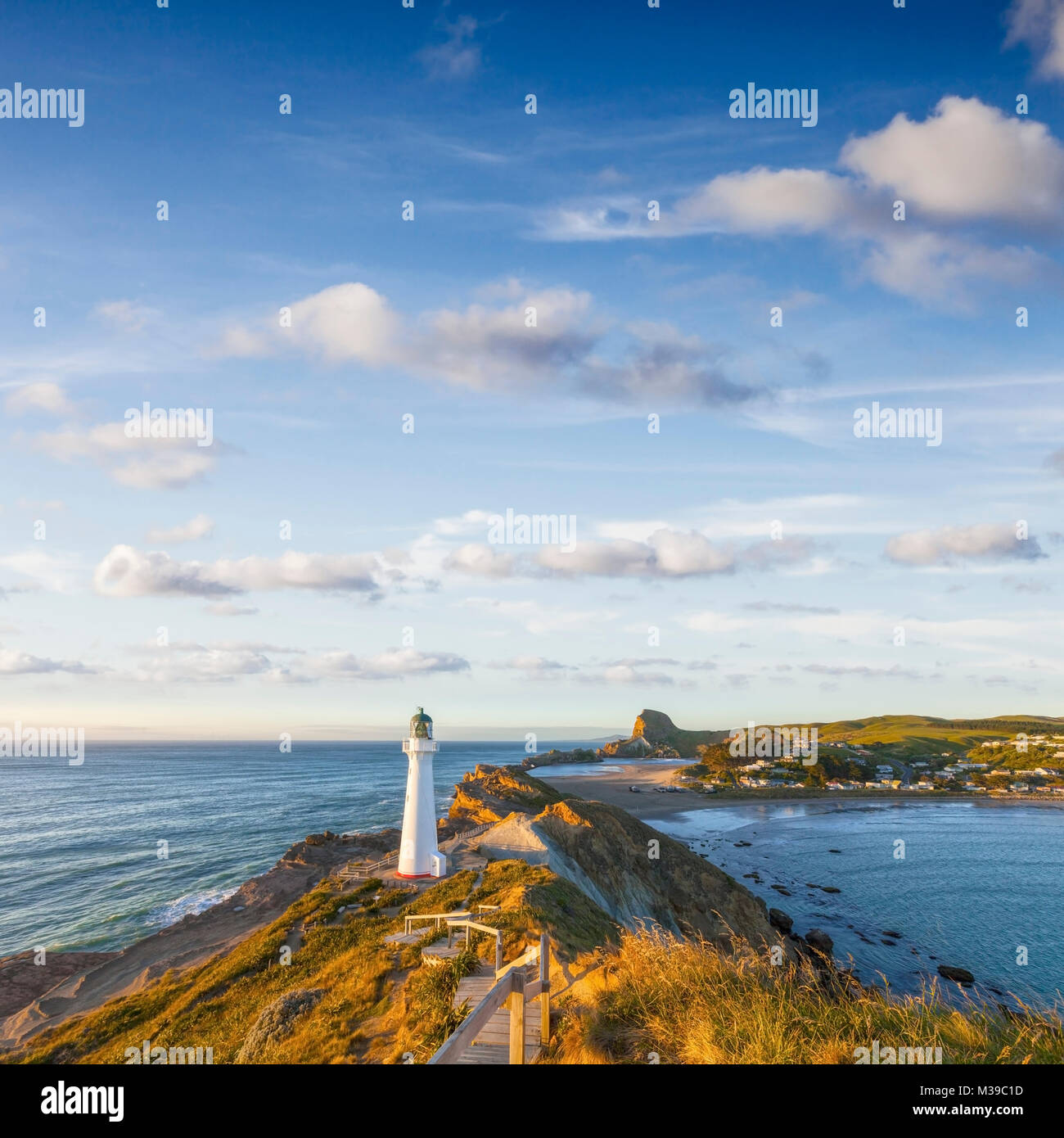 Castlepoint faro, Wairarapa, Nuova Zelanda, a sunrise. Foto Stock