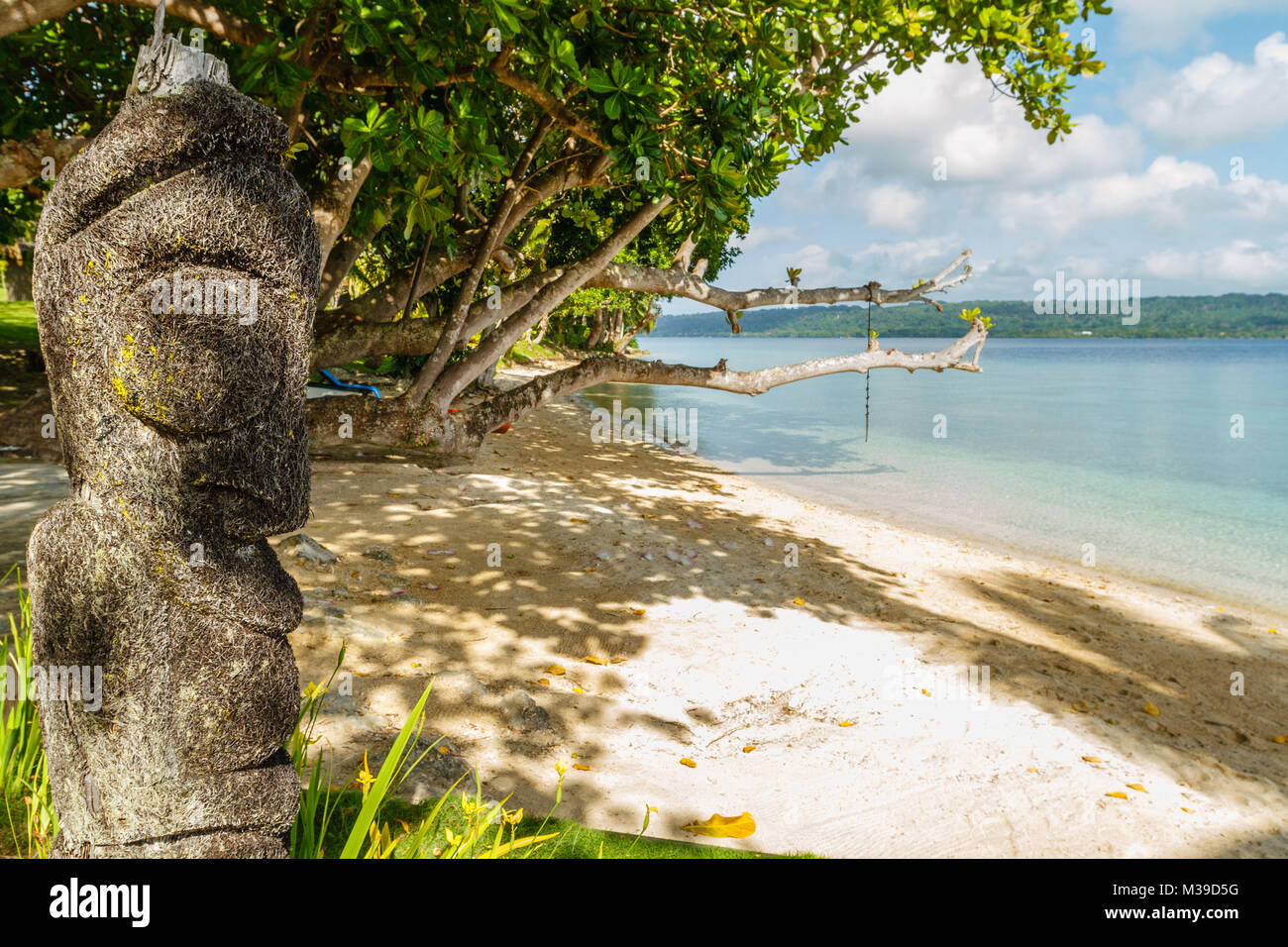 Idolo fatta di un palm tronco di albero sulla spiaggia di Aore Island, Repubblica di Vanuatu. Foto Stock