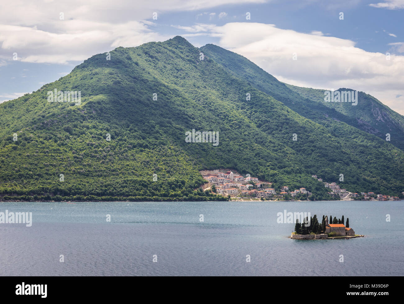 Vista da Perast città sull isola di Saint George con ex monastero benedettino nella Baia di Kotor, Montenegro Foto Stock