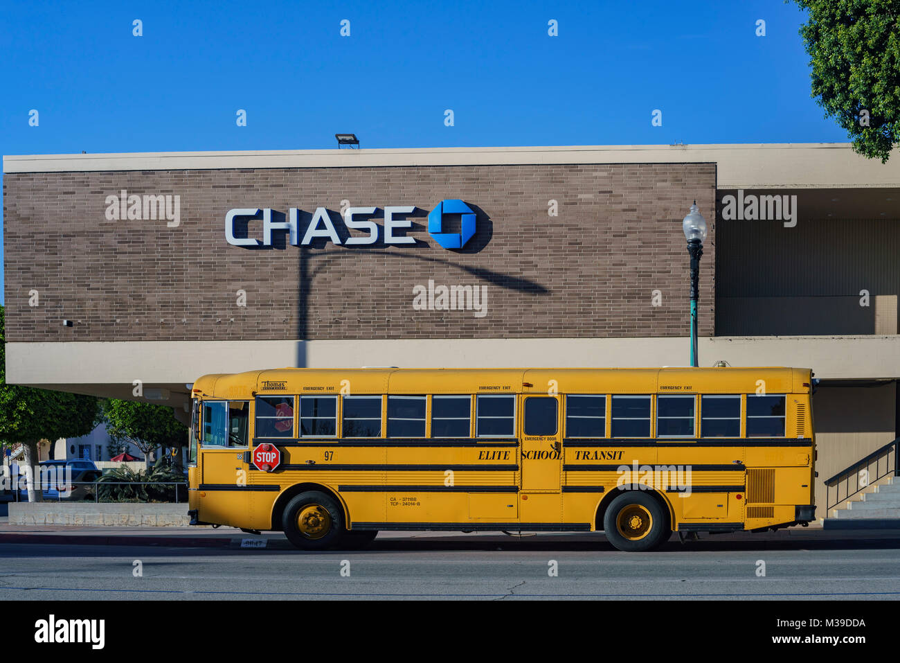 Los Angeles, Jan 23: vista esterna del famoso Chase Bank e giallo scuola bus il Jan 23, 2018 a Los Angeles in California Foto Stock